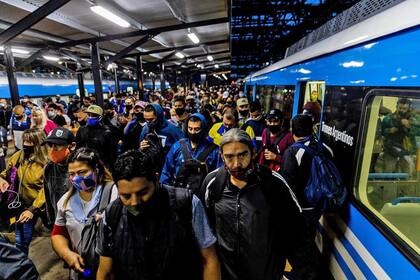 7.28 hs. Estación Constitución, gran cantidad de pasajeros descienden de los vagones del tren