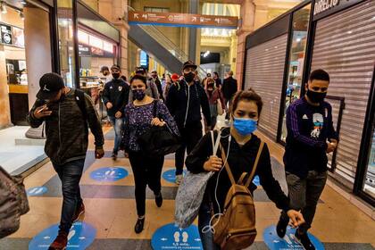 6.50 hs. Pasajeros salen de la Estación Constitución