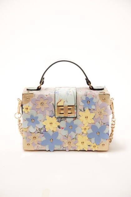 Rígida con aplique de flores (Aldo para Falabella, antes $2799 ahora $1599)