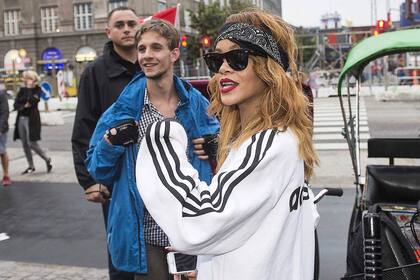 Vinchas, flores, horquillas, Rihanna es una de las que más usa accesorios para el pelo