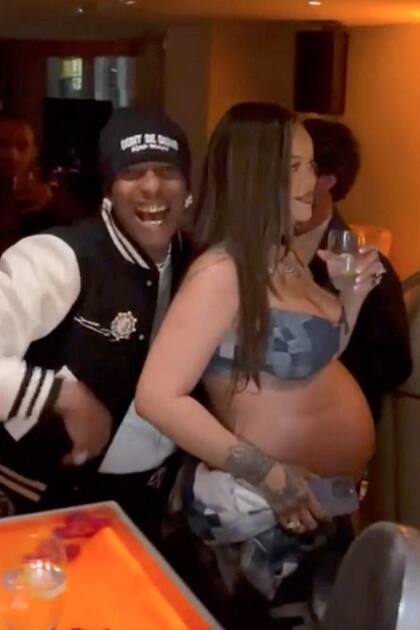 Acompañada por ASAP Rocky, Rihanna fue parte de la after party de Louis Vuitton en Kong. La cantante lució su gran panza de embarazada con un conjunto de dos piezas camuflado