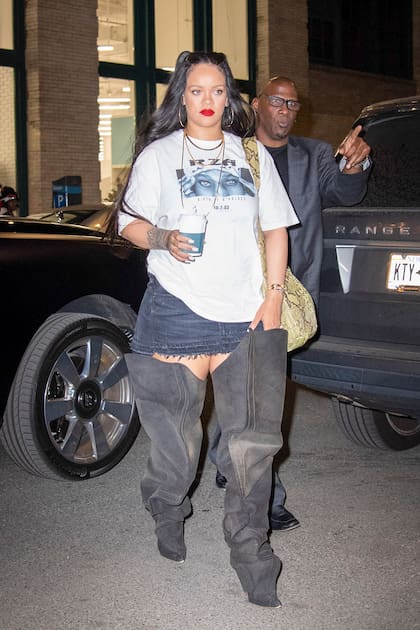 Rihanna complementó sus llamativas botas XXL con otros rios más bajo perfil: bolso de piel de serpiente y gafas de sol