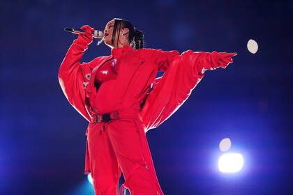 Rihanna durante su presentación en el espectáculo de medio tiempo del Super Bowl, el domingo 12 de febrero de 2023 (Foto AP/Matt Slocum)
