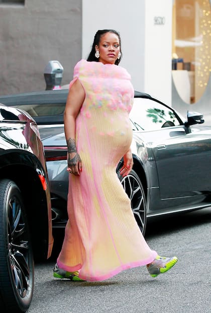 Rihanna fue fotografiada infraganti por las calles de Los Ángeles. La cantante, que confirmó su tercer embarazo en la MET Gala, mostró su creciente pancita con un vestido semitransparente. Unas zapatillas deportivas fueron su elección para estar súper cómoda.