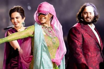 Rihanna habría cobrado 6,3 millones de dólares por su show en la pre-boda. En la foto, junto al novio, Anant Ambani, y su madre, Nita, que subieron al escenario.