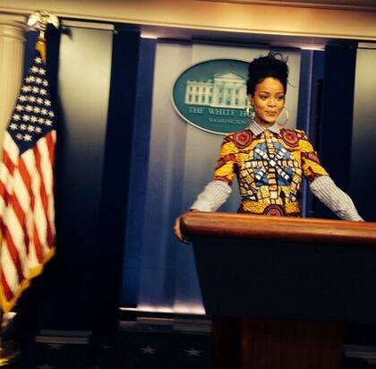 Rihanna, jugando a dar una conferencia de prensa en un salón de la Casa Blanca