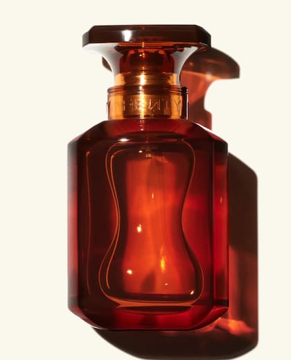 Rihanna, la cantante fundadora de Fendy Beauty, describió esta fragancia como su "esencia capturada en una botella"