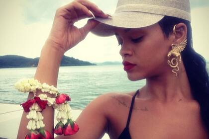 La cantante siempre sorprende con sus accesorios súper originales. ¿Qué les parecen sus aros?