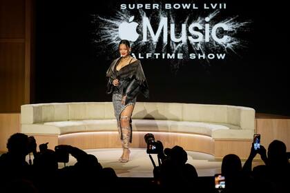 Rihanna posa para los fotógrafos tras una conferencia de prensa previa al espectáculo de medio tiempo del Super Bowl 