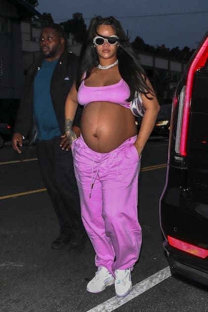 Rihanna se ve absolutamente radiante a pocos días de convertirse en madre por segunda vez