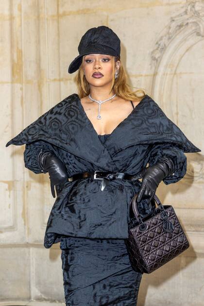 Rihanna también dijo presente en el desfile de Dior. La cantante llevó un conjunto negro de pollera y chaqueta, con guantes de cuero, sombrero y una cartera a tono. Después de darle la bienvenida a su segundo hijo con el rapero A$ap Rocky, Riot Rose, la cantante hizo su primera aparición pública internacional
