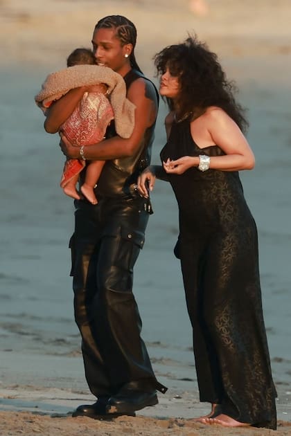 Rihanna y ASAP Rocky se mostraron en público por primera vez con su bebé