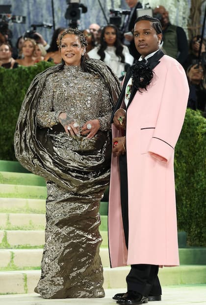 Rihanna y ASAP Rocky se mostraron muy felices durante su paso por las escalinatas del Met