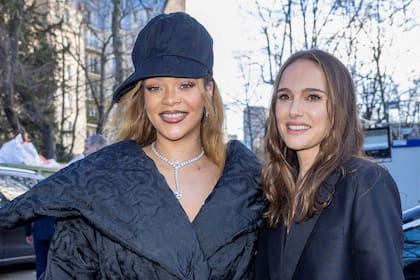 Rihanna y Natalie Portman compartieron un distendido momento durante la Semana de la moda de París