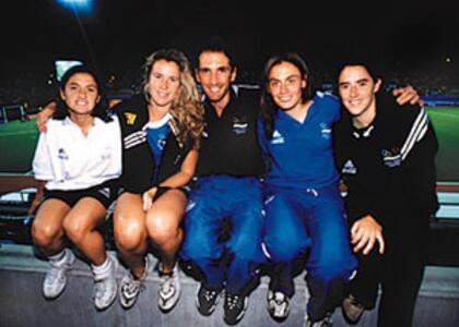 Rimoldi, Oneto, el técnico Vigil, Antoniska y Gambero posan y se ríen. Cachito fue un docente como pocos