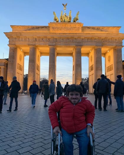 Rinaldi estuvo como invitado al programa de Mirtha Legrand donde presentó su libro Aerolíneas Argentinas, 2.000 días de perdidas (Foto: Instagram / @francovrinaldi)
