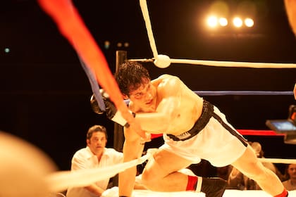 Ringo Bonavena (Jerónimo Bosia) y una caída en el ring que también tiene en la serie valor simbólico; detrás, Pablo Rago como el entrenador del púgil