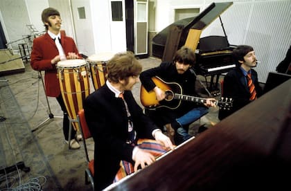 Ringo, John, George y Paul en medio de su cruzada psicodélica: la imágen integra el librito de la edición aniversario