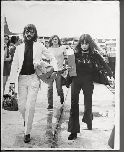 Ringo Starr y su mujer de
entonces, Maureen Starkey, también
en el aeropuerto camino a la gran boda
Stone.