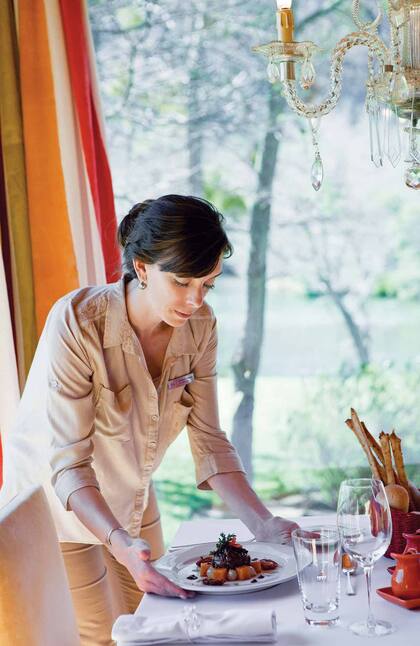 El restaurante de Río Hermoso con grandes ventanales y vista al bosque.