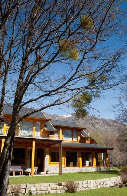 El exterior del hotel Río Hermoso con las montañas detrás.