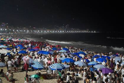 Los cariocas se instalaron en la playa para recibir al año 2022