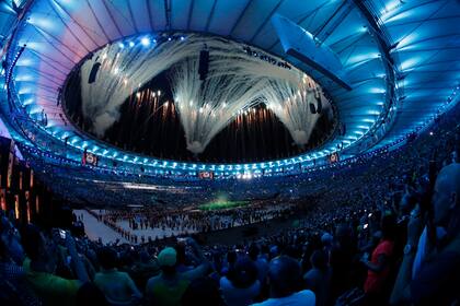 Río de Janeiro (Brasil), 06/08/2016.- Fuegos artificiales durante la Ceremonia Inaugural de los Juegos Olímpicos Río 2016 en el Estadio Maracaná de Río de Janeiro, Brasil, 05 de agosto de 2016. (Brasil)