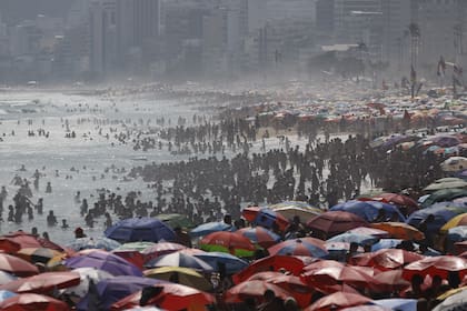 Miles de personas en la playa en medio de una ola de calor récord en Ipanema, en Río de Janeiro, Brasil