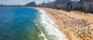 Mate, camisetas de la Selección y charlas con acento argentino copan las playas de Brasil