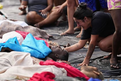 Río de Janeiro: trasladan los cuerpos tras el operativo contra Comando Vermelho y comienzan a identificarlos
 (AP Photo/Silvia Izquierdo)