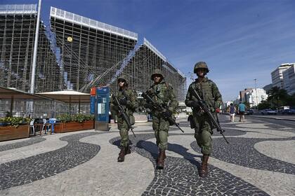 Río fue escenario ayer de una serie de ejercicios militares, como los de efectivos de la Marina frente al estadio de beach voley, en Copacabana
