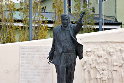Río Gallegos. Escultura del fallecido expresidente Néstor Kirchner en una plazoleta del Centro Comunitario del Carmen. Fue vandalizada en febrero