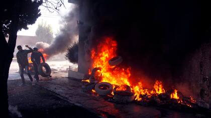 Río Gallegos: protestas, desalojo y una herida frente a la Legislatura antes de la última sesión del año