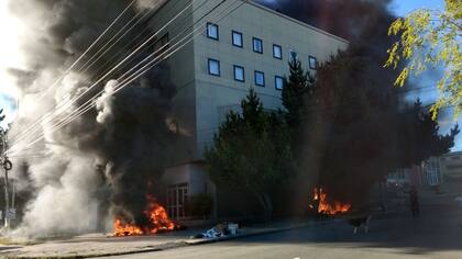 Río Gallegos: protestas, desalojo y una herida frente a la Legislatura antes de la última sesión del año