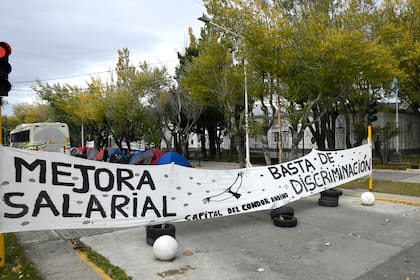 Río Gallegos. Santa Cruz. Acampe frente a la casa de gobierno por habitantes de la localidad de 28 de Noviembre, ubicada a 300 km de esta ciudad.