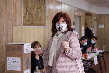 Rio Gallegos. Santa Cruz.
Cristina Fernández de Kirchner vota en la escuela pcial 19, mesa 623.