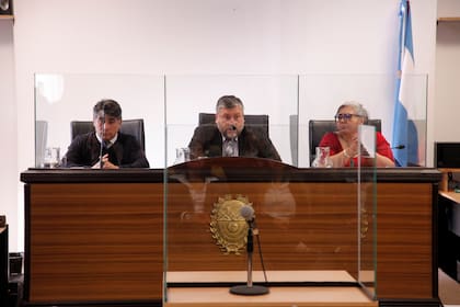 Los miembros de la Cámara Criminal Oral que leyeron la sentencia por el crimen de Gutiérrez: el presidente, Joaquín Cabral, en el centro, secundado por Jorge Yance y María Alejandra Vila