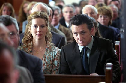Río místico (2003), de Clint Eastwood, fue la primera adaptación al cine de la literatura de Dennis Lehane. El éxito de la película disparó las ventas de su novela, publicada dos años antes.