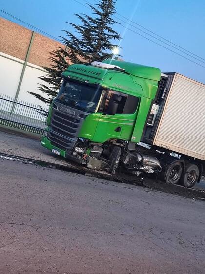 Río Negro: un hombre de 36 años murió tras cruzar de carril e impactar de frente contra un camión.