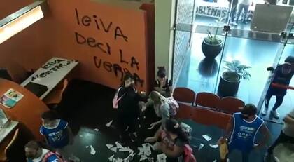 Río Negro: violento ataque de la CTA a la sede de un diario - Fuente: Diario Río Negro