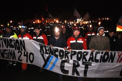 Río Turbio: un grupo de mineros encabeza una marcha de antorchas y linternas contra los despidos en la usina, que nunca funcionó