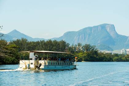 Una balsa sobre la Laguna Marapendi.