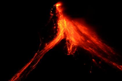 Ríos de lava descienden por las laderas del volcán Mayón, en el noreste de Filipinas, el 13 de junio de 2023. 