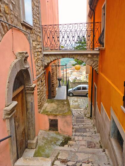 El pueblo está ubicado en la provincia de Potenza sobre un acantilado inmerso en las colinas de la zona Buitre-Melfese