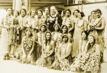 Ripley con bailarinas de "Hula Hula" en el barco en el que llegó Ripley a Hawái. El caricaturista viajó alrededor del mundo tantas veces que se decía que recorrió la distancia de un viaje de ida y vuelta a la Luna