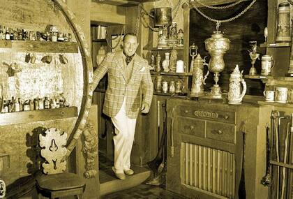 Ripley en su casa en 1940, con parte de su colección de rarezas