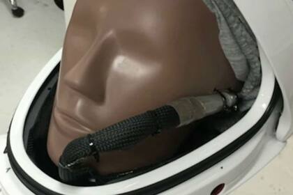 Ripley lleva un micrófono para grabar lo que oirían los astronautas en el módulo Dragon.