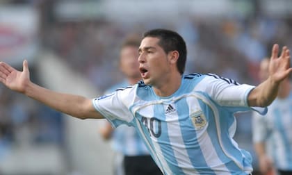 Riquelme celebra uno de sus golazos de tiro libre a Chile, por las Eliminatorias 2007