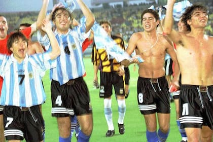 Diego Quintana, Juan Nosé Serrizuela, Cristian Muñoz, Román Riquelme y Martín Perezlindo en pleno festejo albiceleste en Malasia 1997.