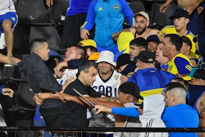 Riquelme contiene a los barras de Boca en el partido ante Gimnasia